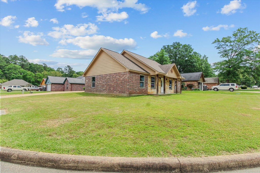 Property Photo:  207 Willow Brook Drive  TX 75901 