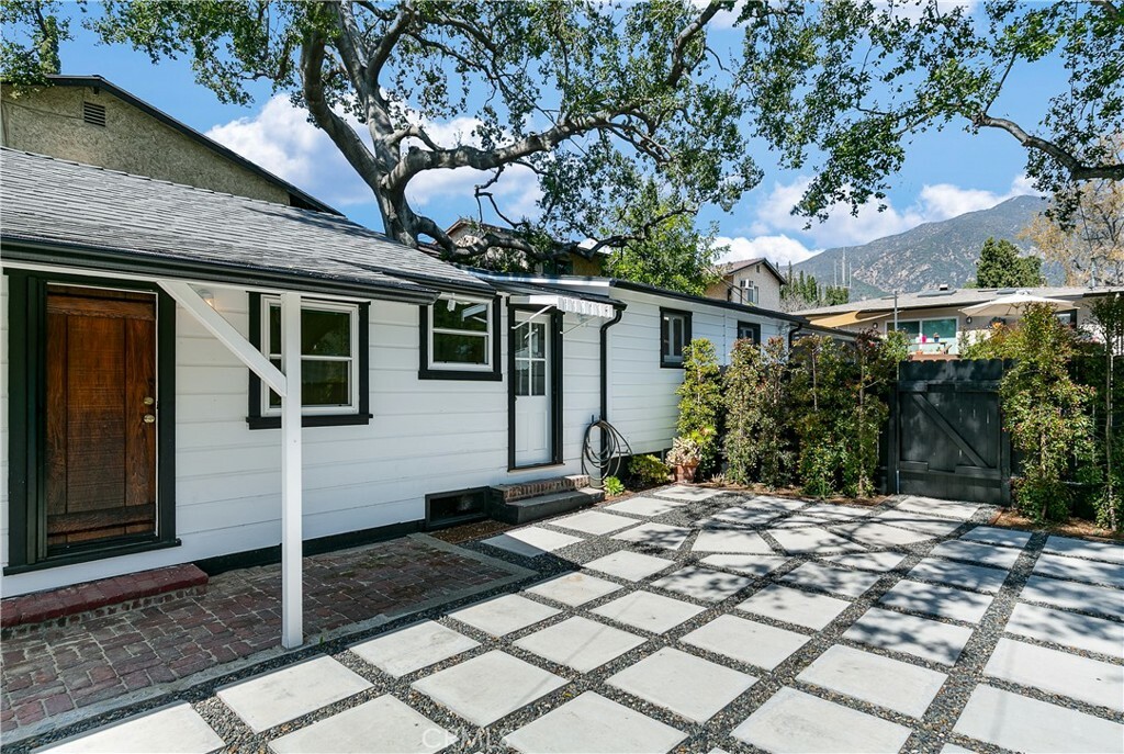 Property Photo:  242 Mariposa Avenue  CA 91024 