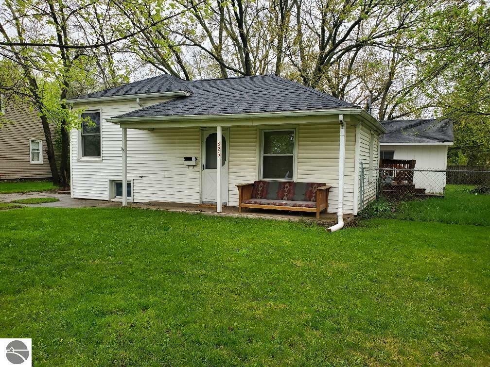 Property Photo:  823 Crosslanes Street  MI 48858 