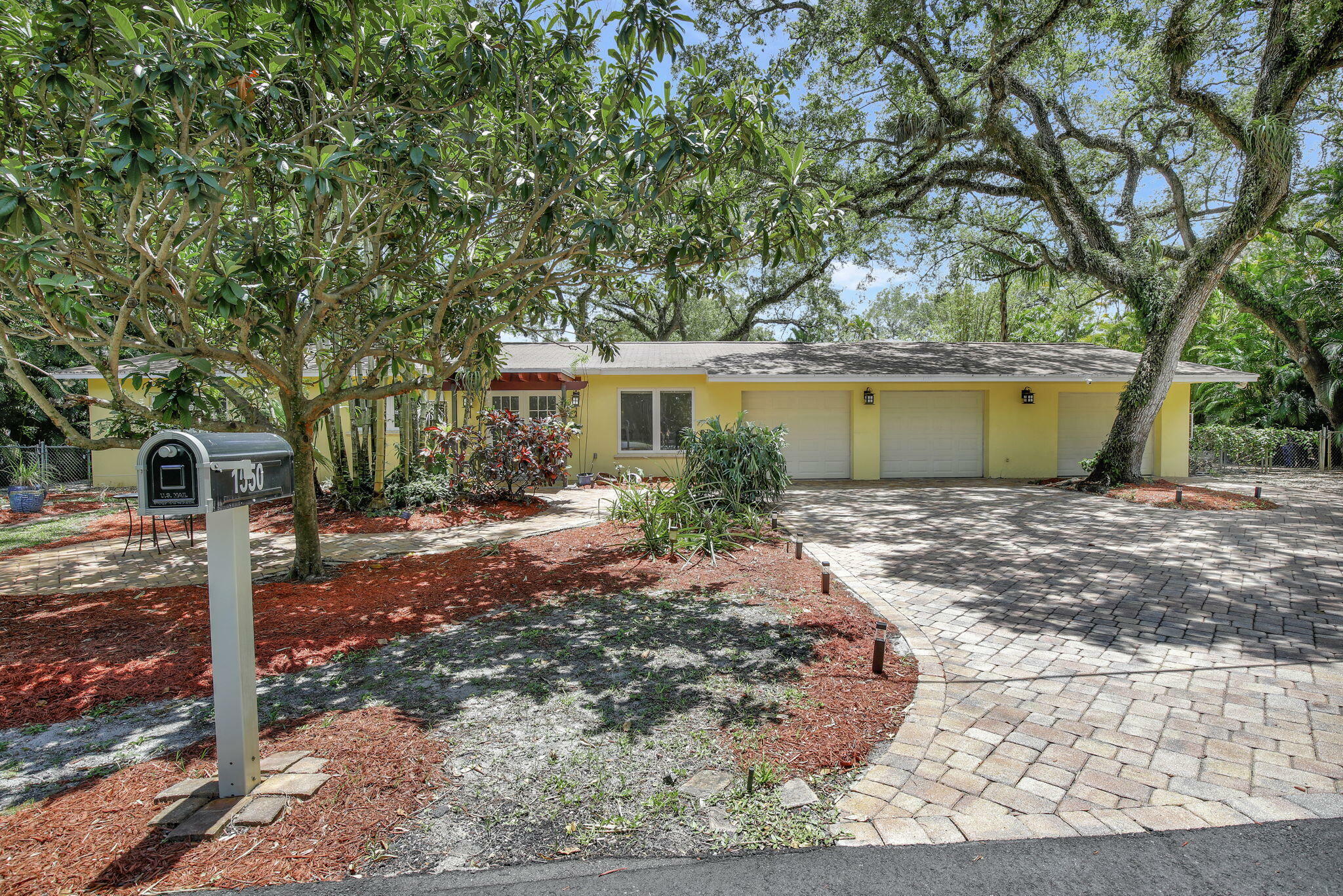 Property Photo:  1550 SW 30th Place  FL 33315 