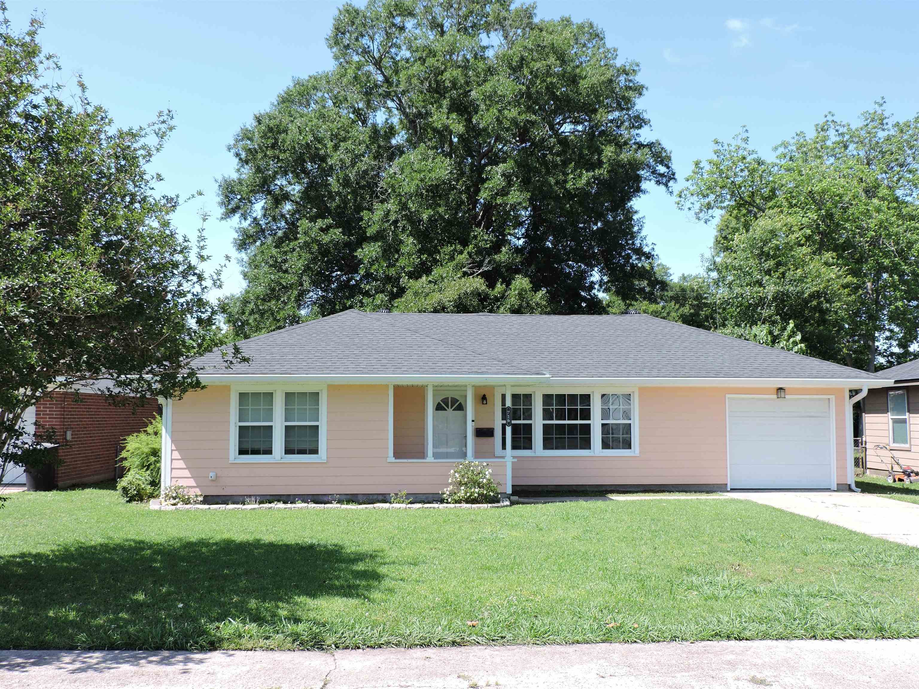 Property Photo:  716 S 9th  TX 77627 