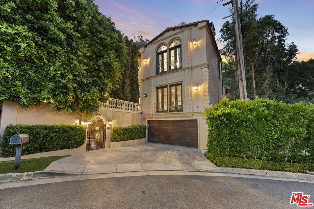 Property Photo:  1465  N Robmar Dr  CA 90210 