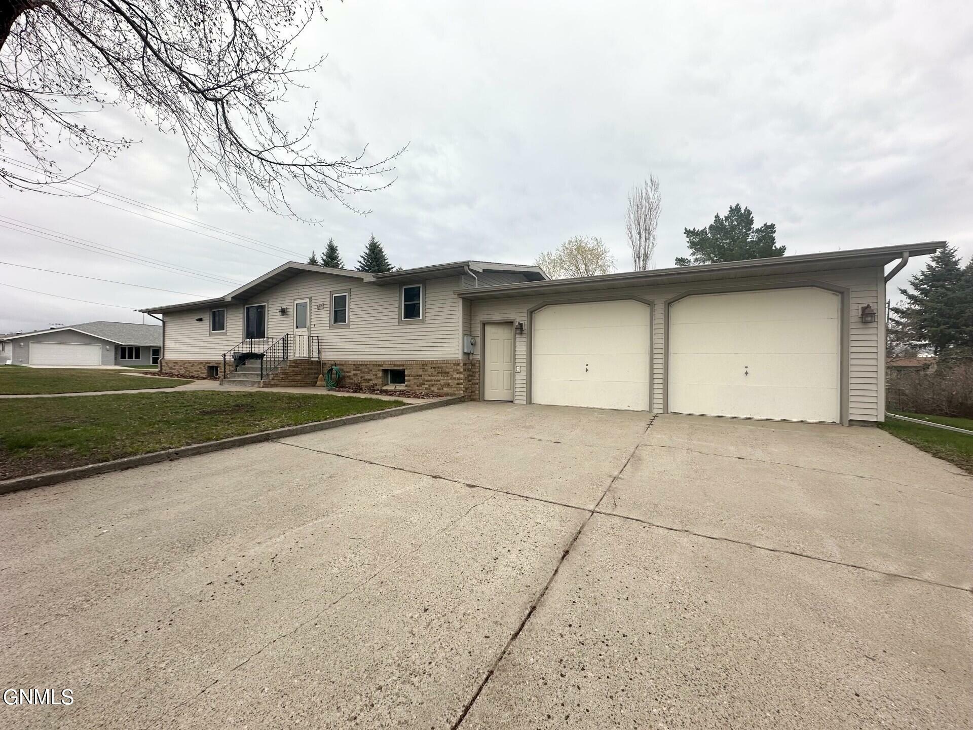 Property Photo:  622 2nd Avenue NW  ND 58545 
