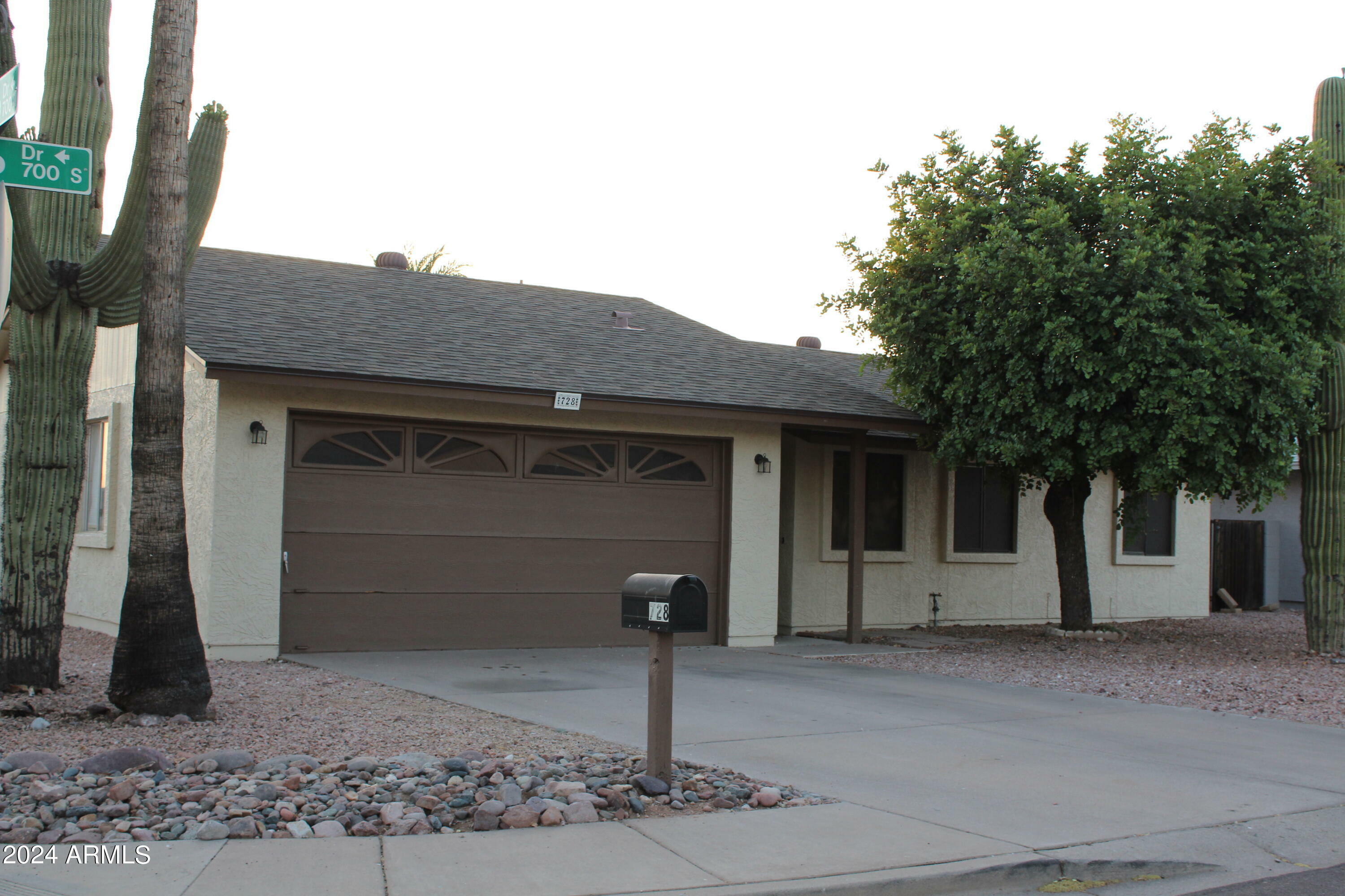 Property Photo:  728 S Lago Drive  AZ 85120 