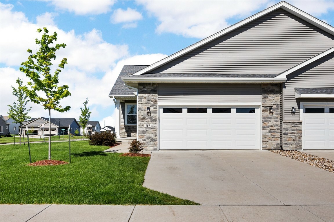 Property Photo:  757 Brook Ridge Avenue  IA 52317 