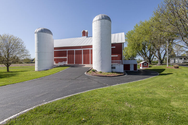 Property Photo: W1048 Concord Center Dr WI 53178