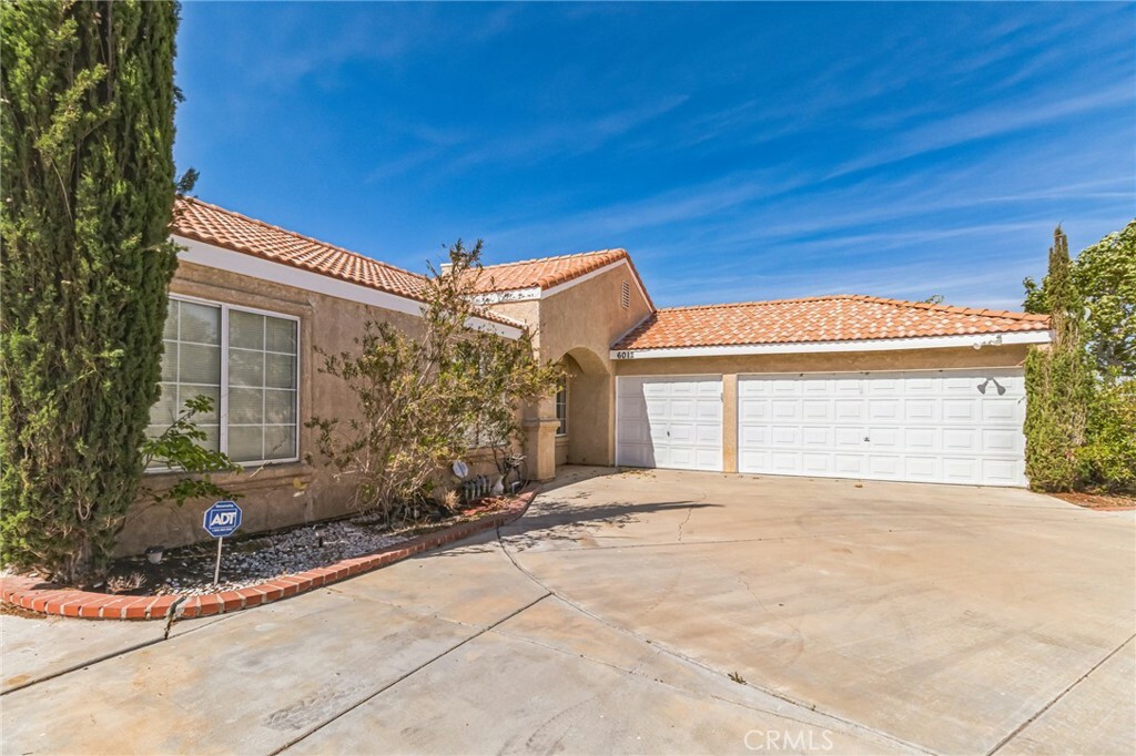 Property Photo:  6012 Sandpiper  Pl  CA 93552 