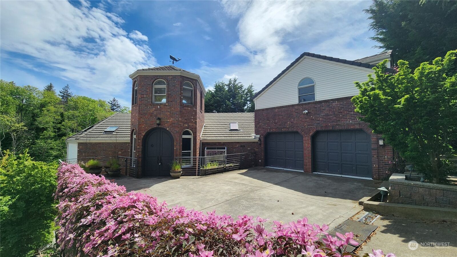 Property Photo:  1535 Magnolia Blvd W  WA 98199 