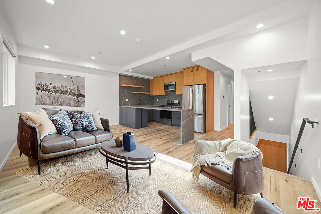 Property Photo:  849  N Mariposa Ave  CA 90029 