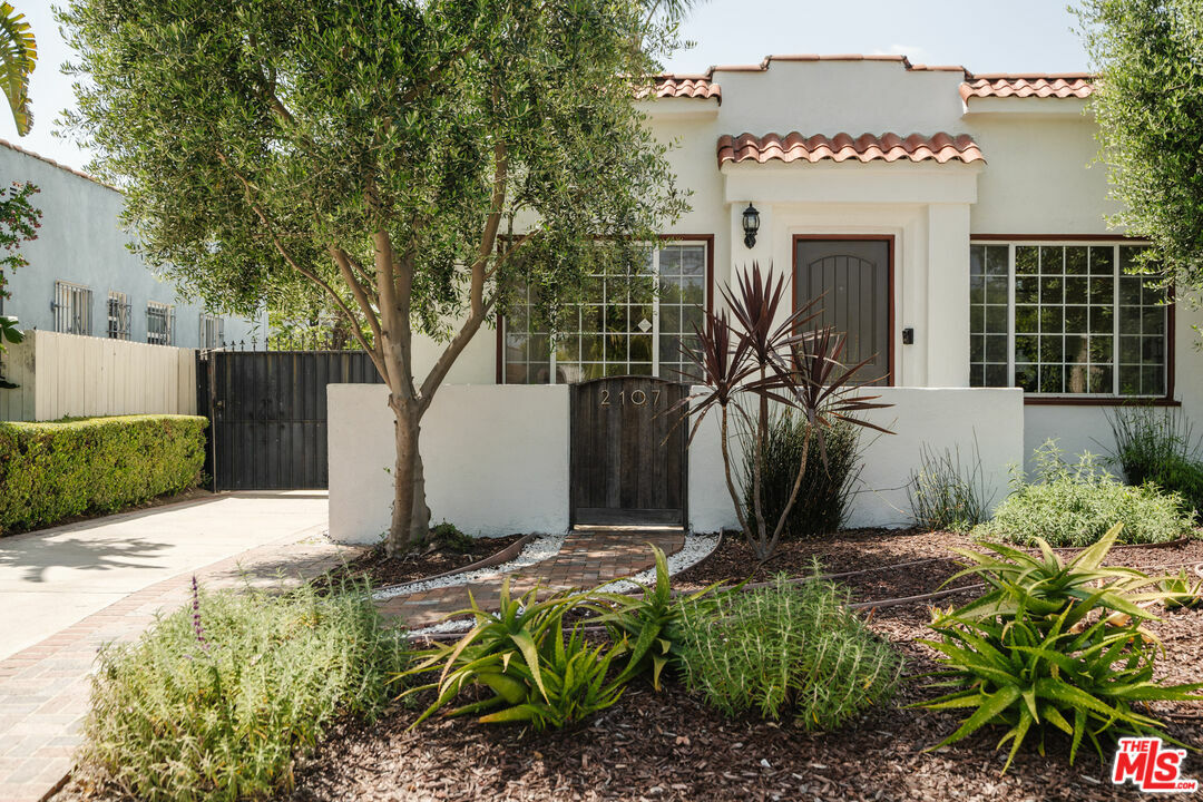 Property Photo:  2107  S Mansfield Ave  CA 90016 