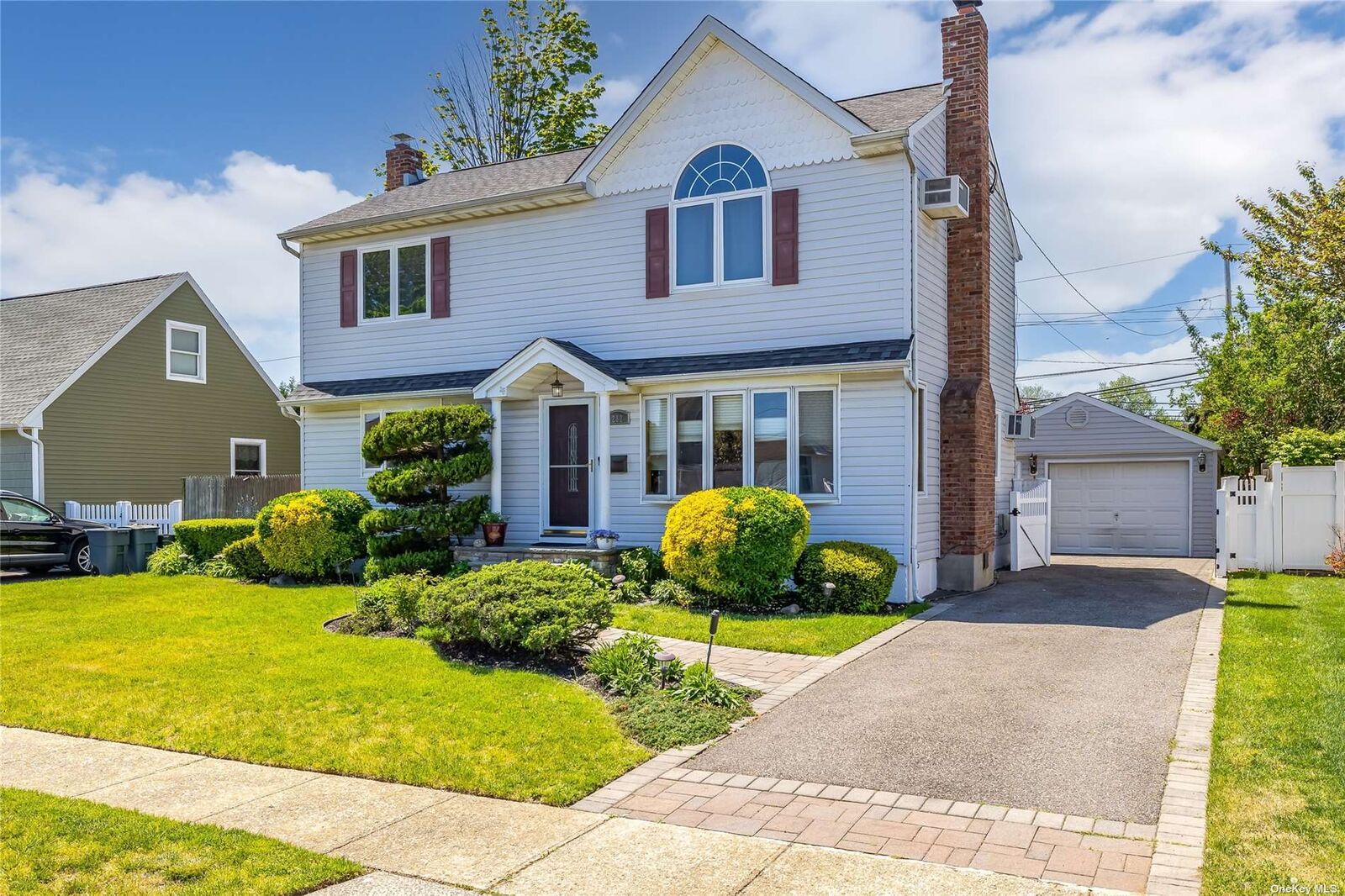 Property Photo:  282 Swansdowne Drive  NY 11783 