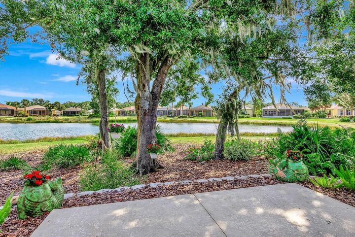 Property Photo: 804 Regal Manor Way FL 33573