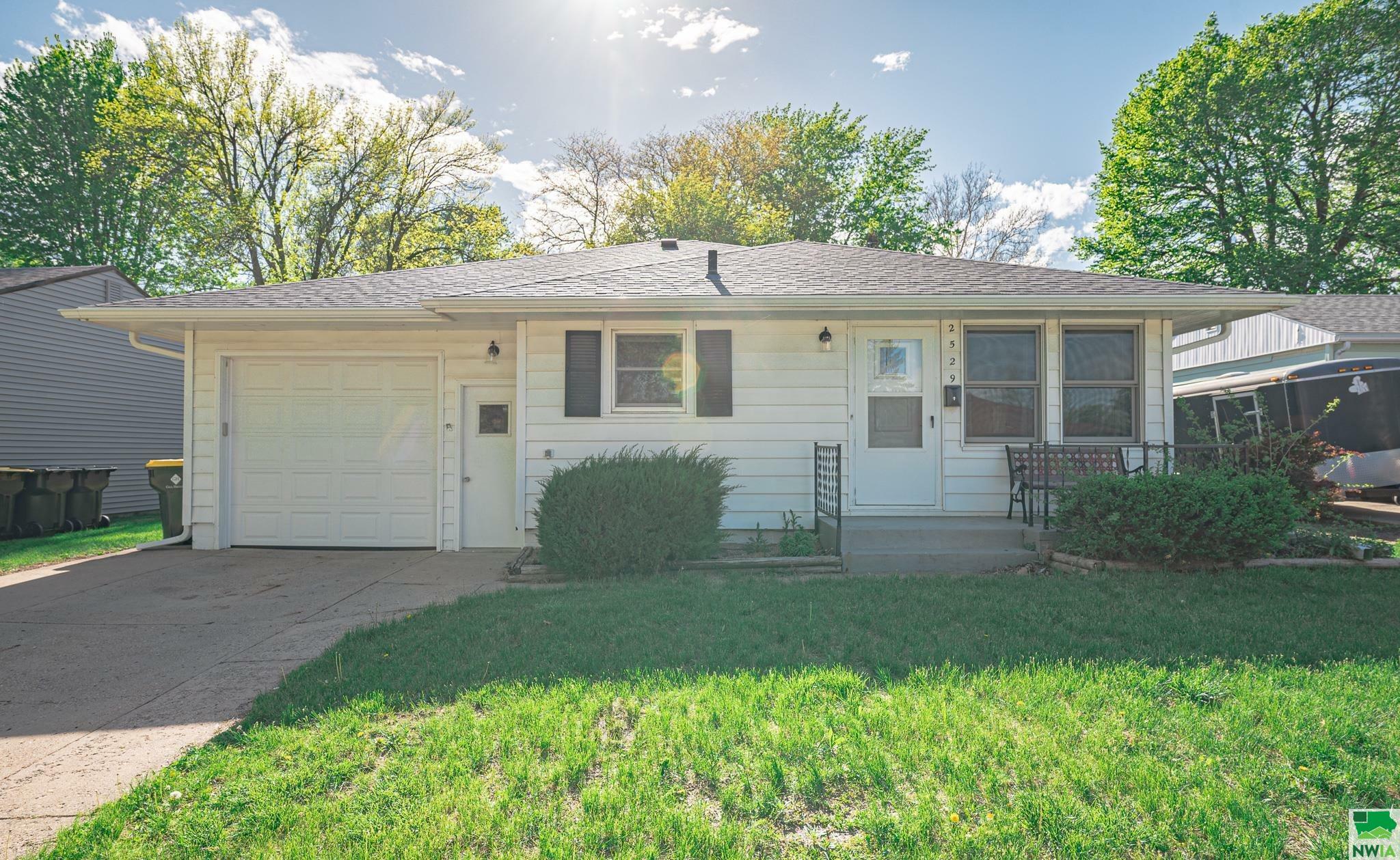 Property Photo:  2529 S Olive St  IA 51106 