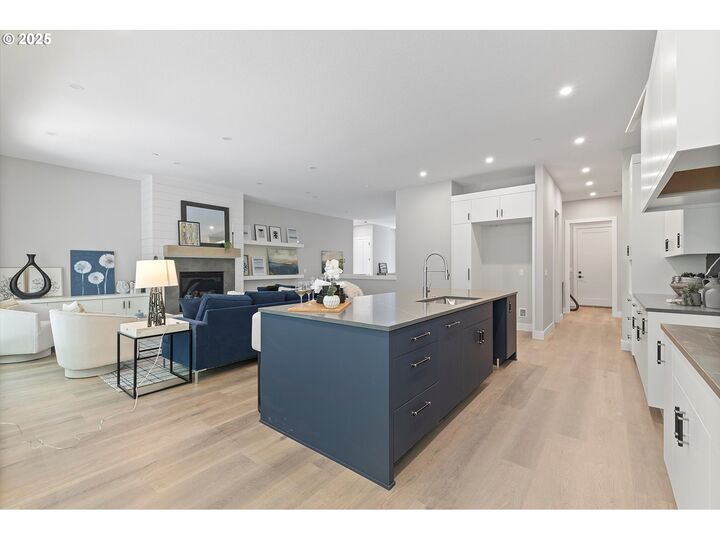 Property Photo: 750 Monica Ct OR 97110