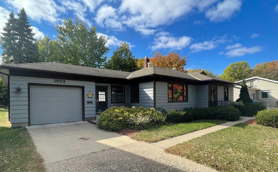 Property Photo:  1023 W Summit Avenue  MN 56537 