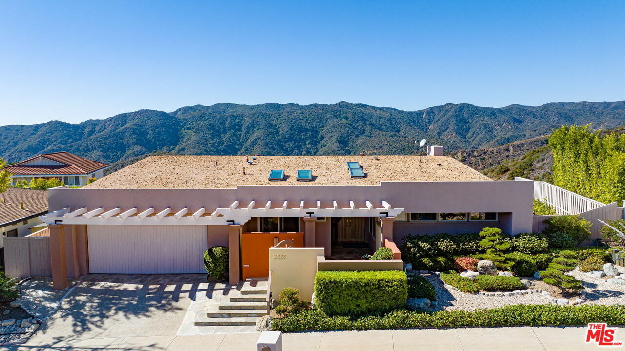 Property Photo:  2625   Westridge Rd  CA 90049 