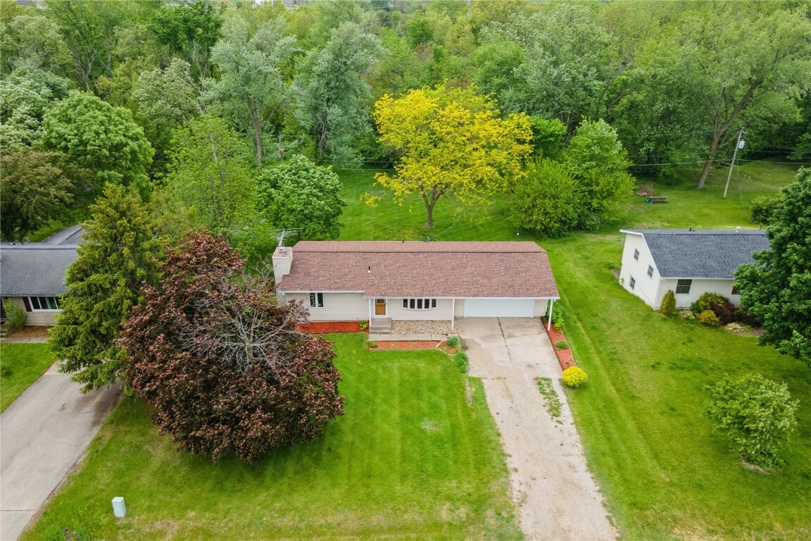 Property Photo:  503 Oak Avenue SE  IA 52338 