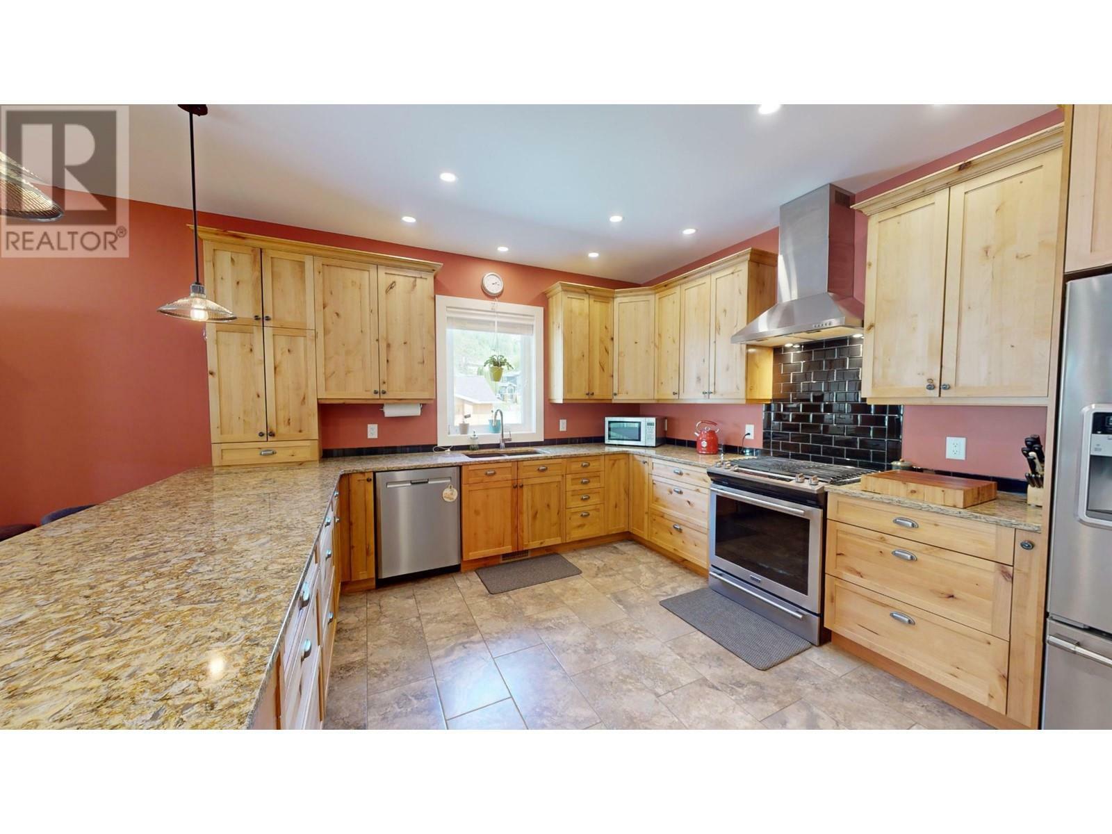 Photo de la propriété: 2475 Colin Crescent BC V1R 4T4