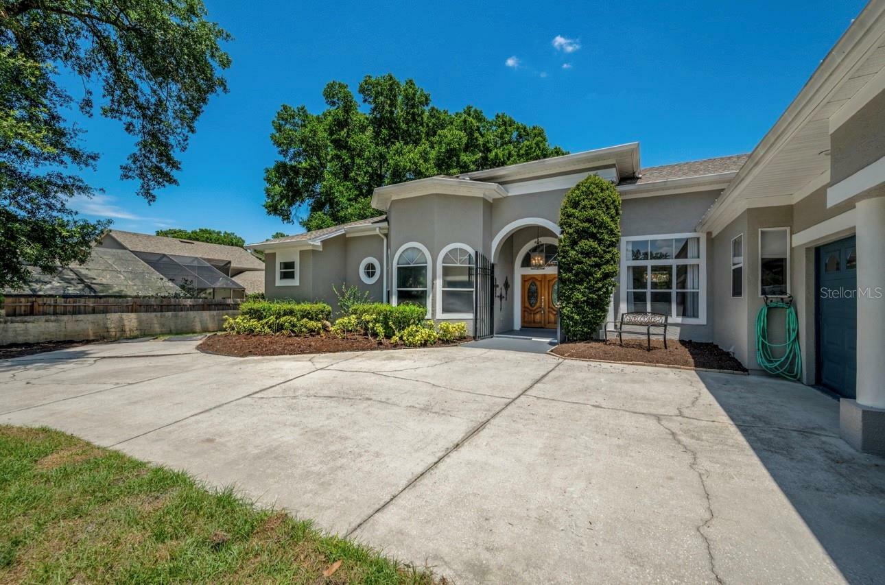 Property Photo: 405 Raymond Avenue FL 32750