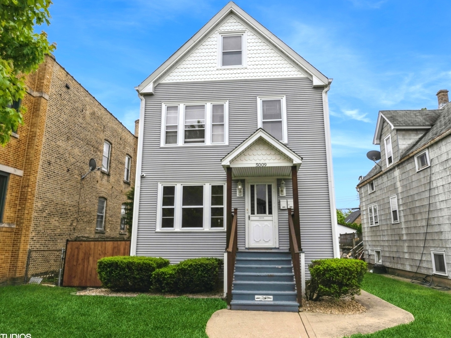 Property Photo: 5009 W Byron Street 1 IL 60641