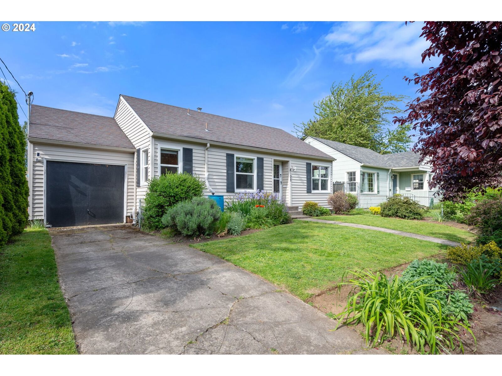 Property Photo: 8105 SE Market St OR 97215