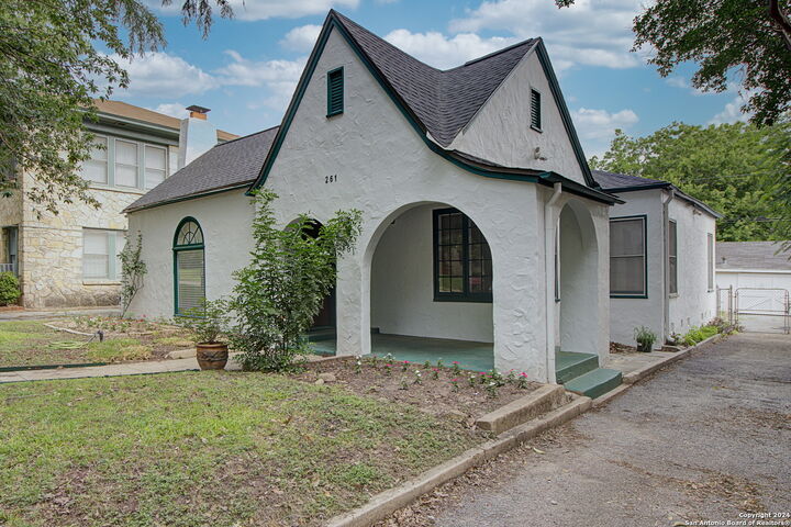 Property Photo: 261 E Rosewood Ave TX 78212