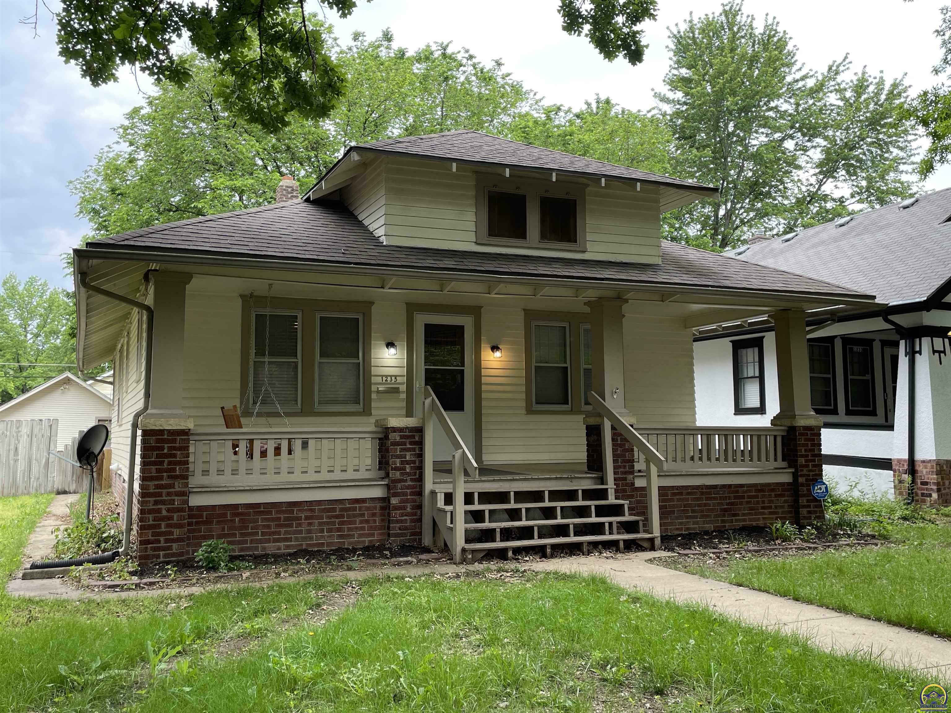 Property Photo:  1235 SW Boswell Ave  KS 66604 