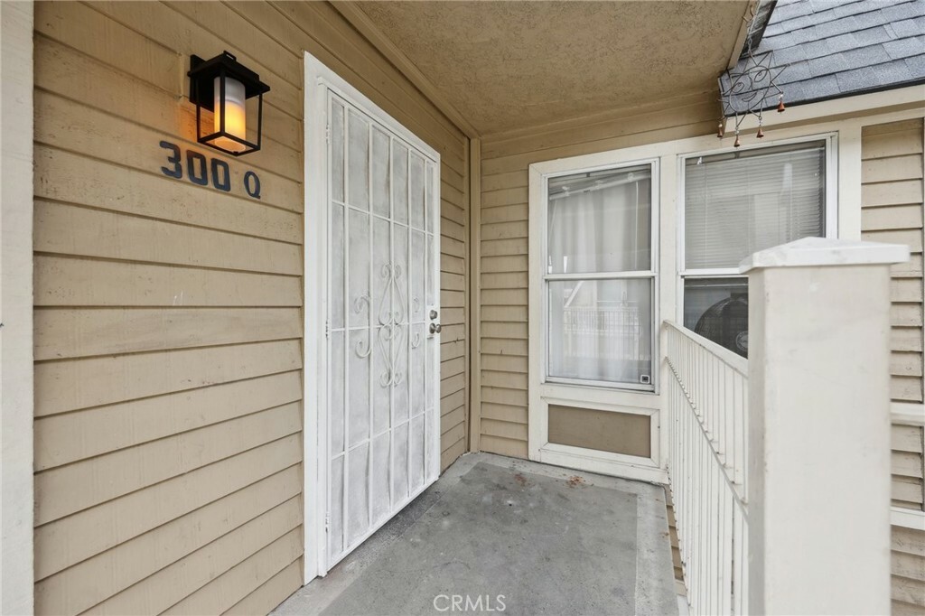 Property Photo:  300 E Chestnut Avenue 303  CA 92701 