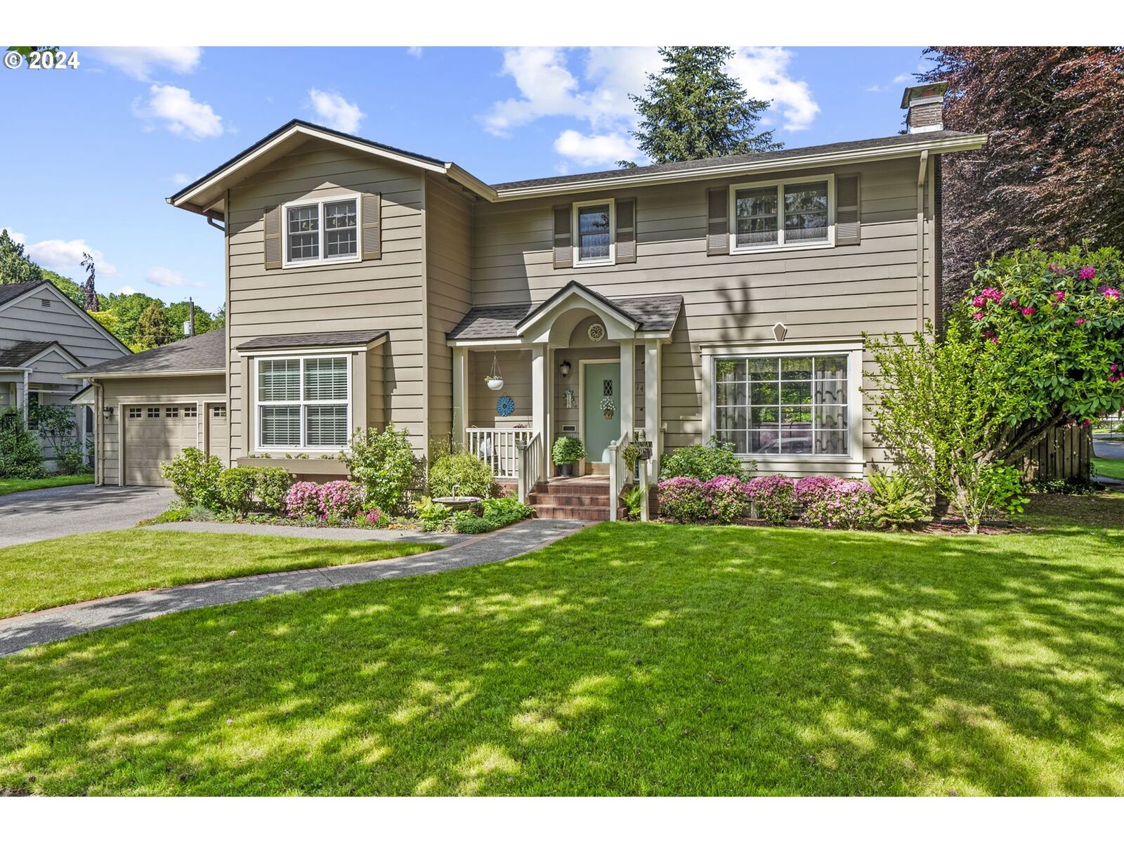 Property Photo:  1439 24th Ave  WA 98632 