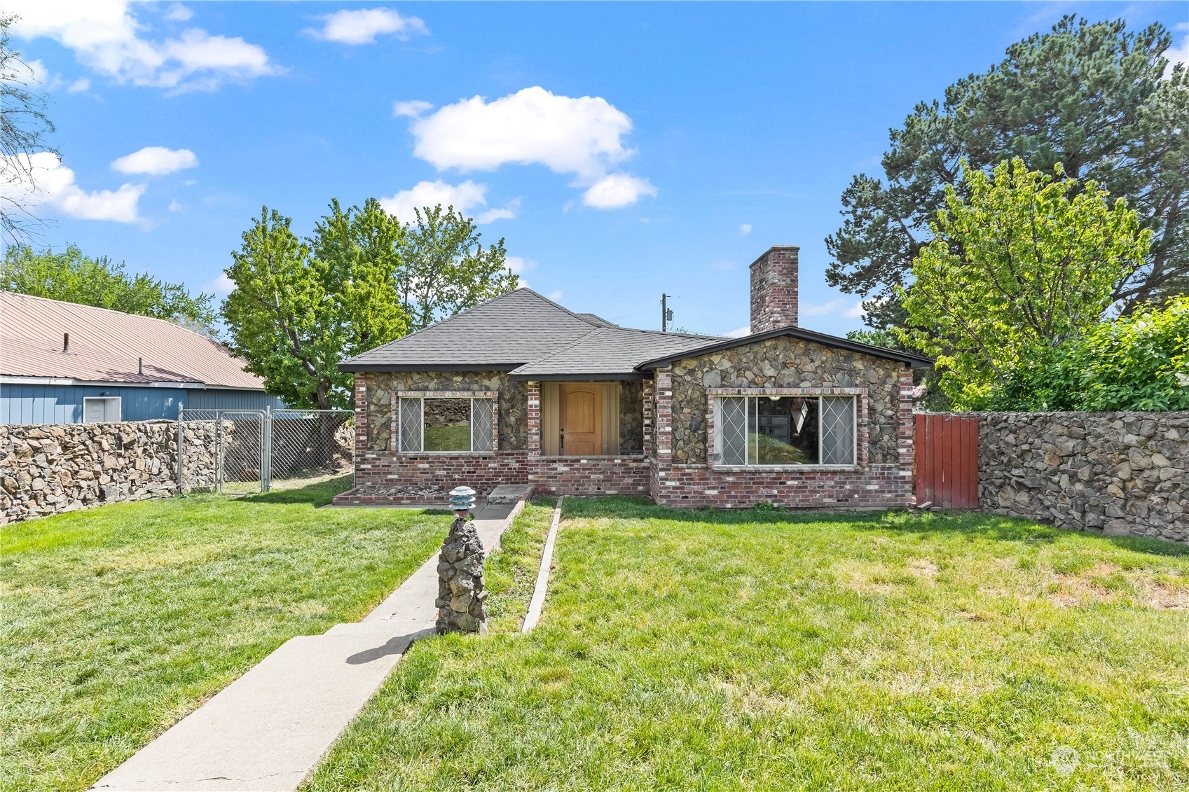 Property Photo: 906 E Washington Avenue WA 98926