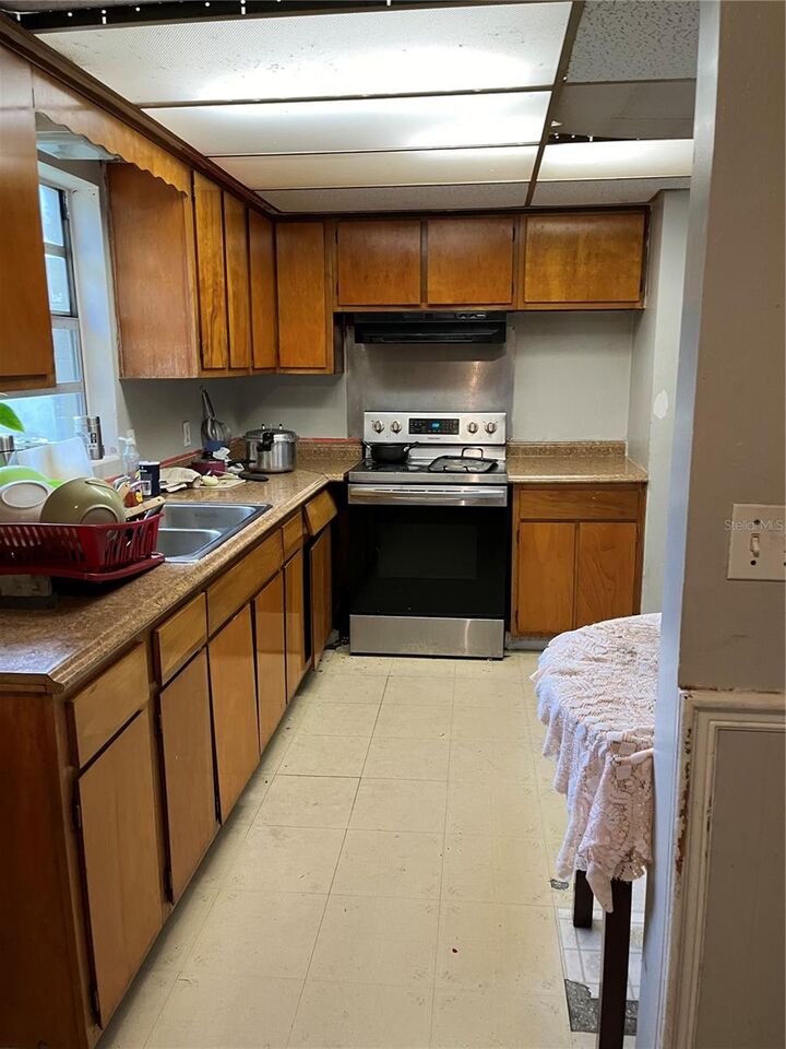 Property Photo:  817 Pickfield Court  FL 32808 
