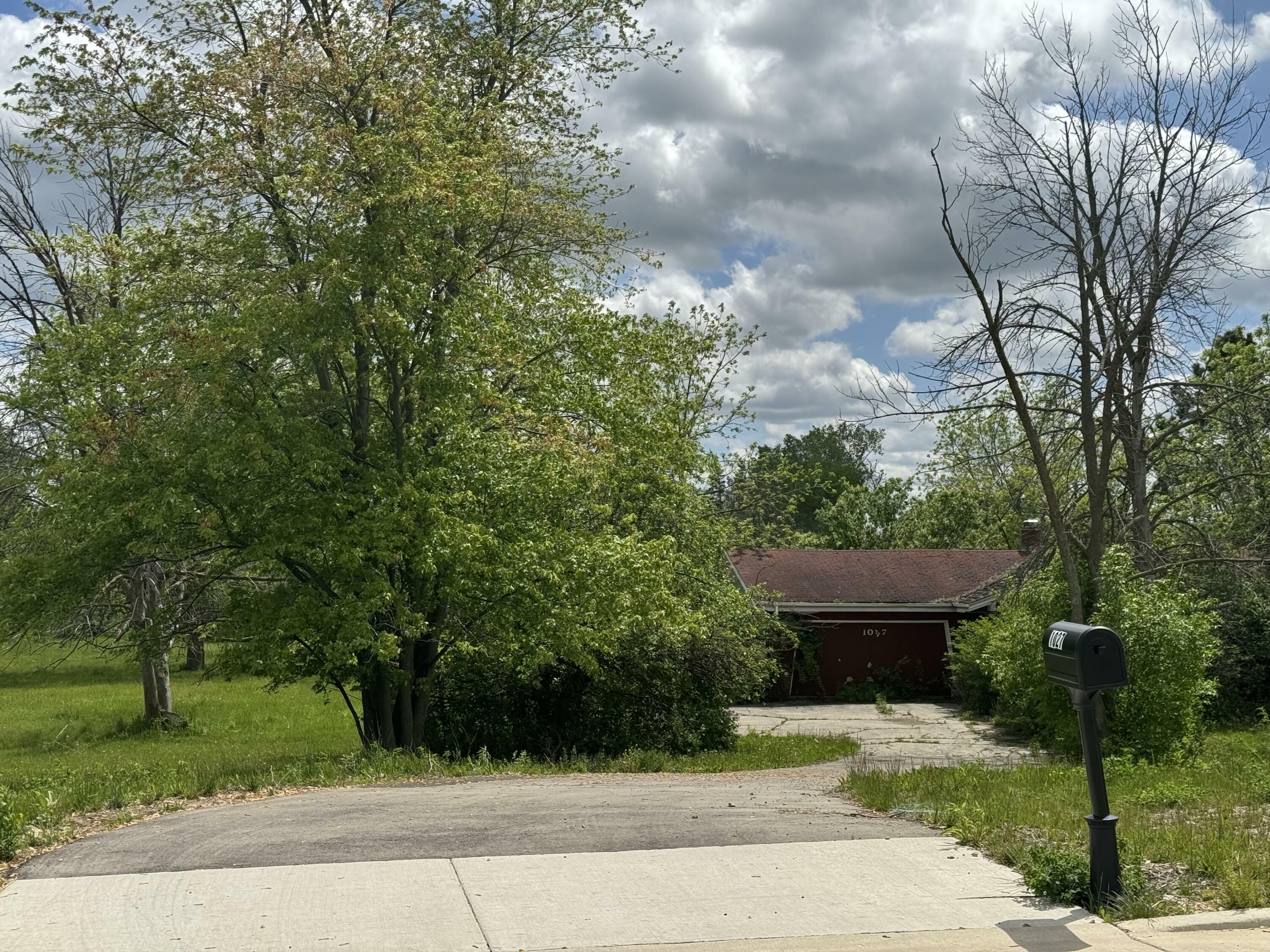 Property Photo:  1027 W Donges Bay Rd  WI 53092 