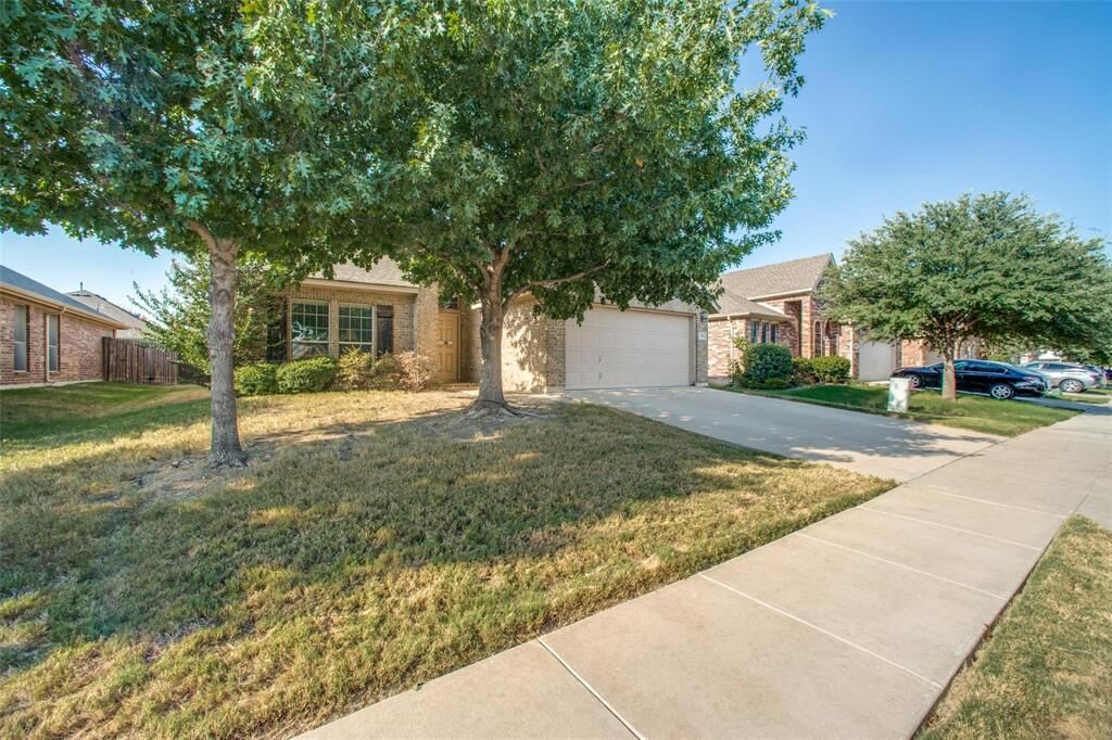 Property Photo:  5421 Chinkapin Lane  TX 76244 