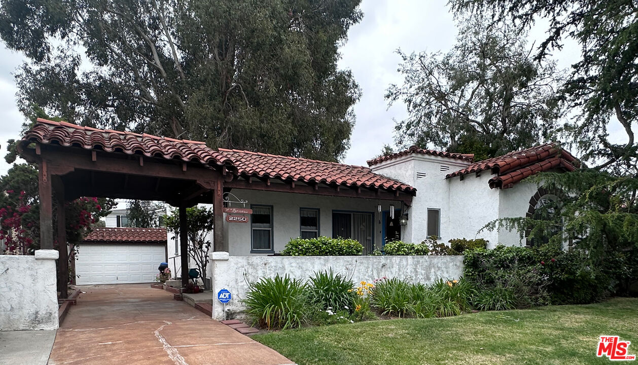 Property Photo:  2250   Prosser Ave  CA 90064