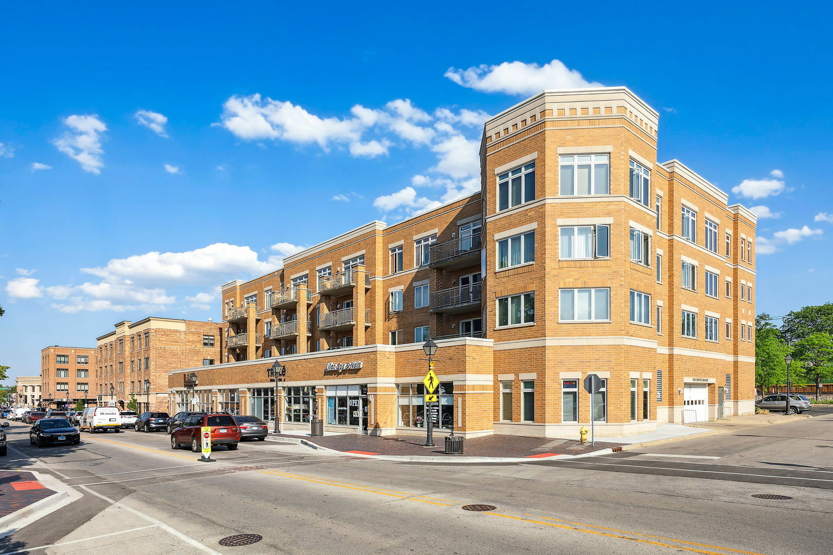 Property Photo: 1 S Lincoln Avenue 310 IL 60148