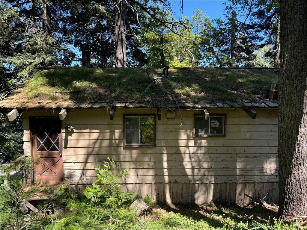 Property Photo:  738 W Victoria Court  CA 92352 