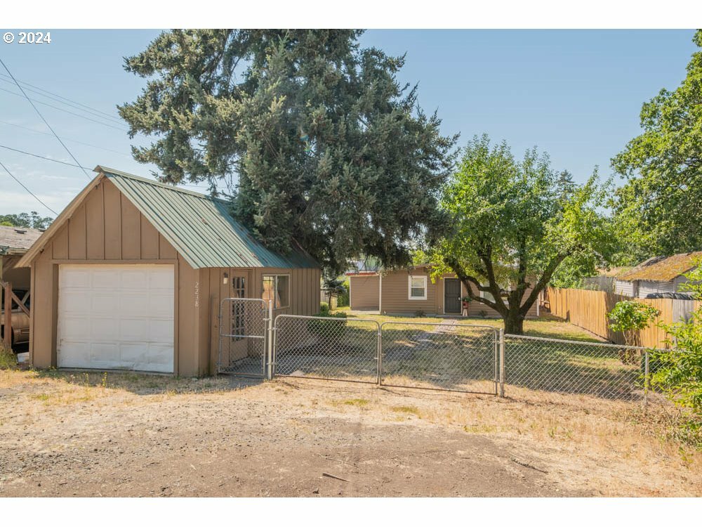 Property Photo: 2238 Front Ave OR 97321