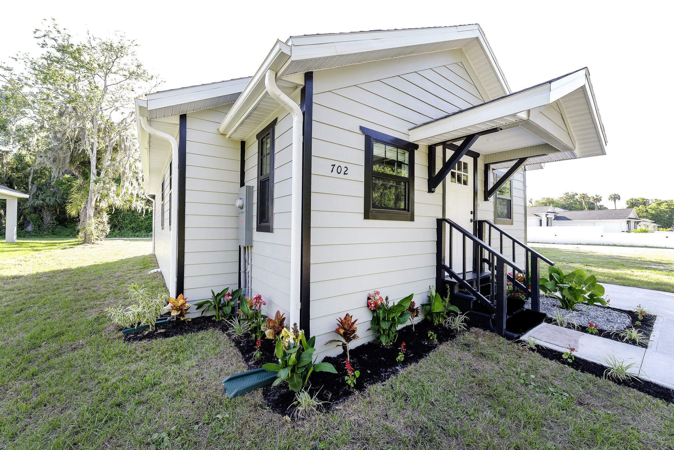 Property Photo:  702 S Myrtle Avenue  FL 32168 