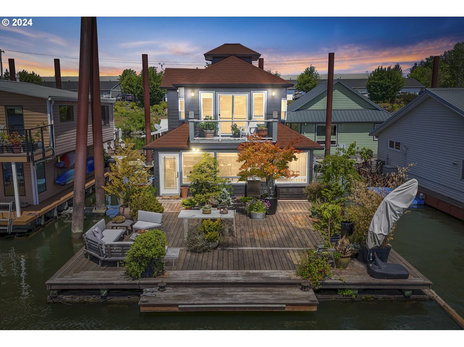 Property Photo:  2630 N Hayden Island Dr 14  OR 97217 