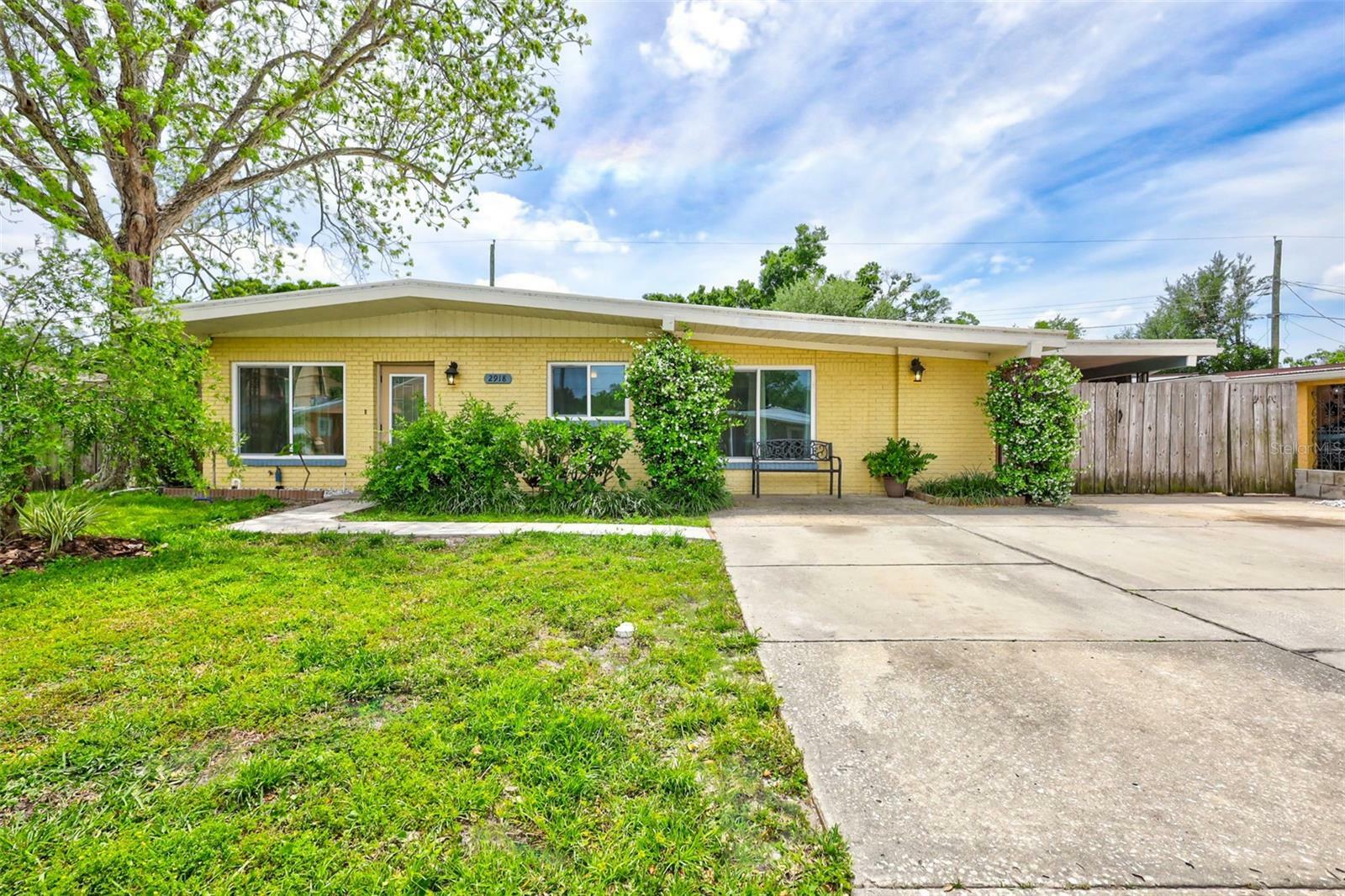 Property Photo:  2918 W Saint John Street  FL 33607 