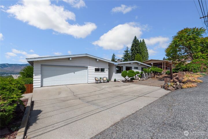 Property Photo:  836 N Kentucky Avenue  WA 98802 