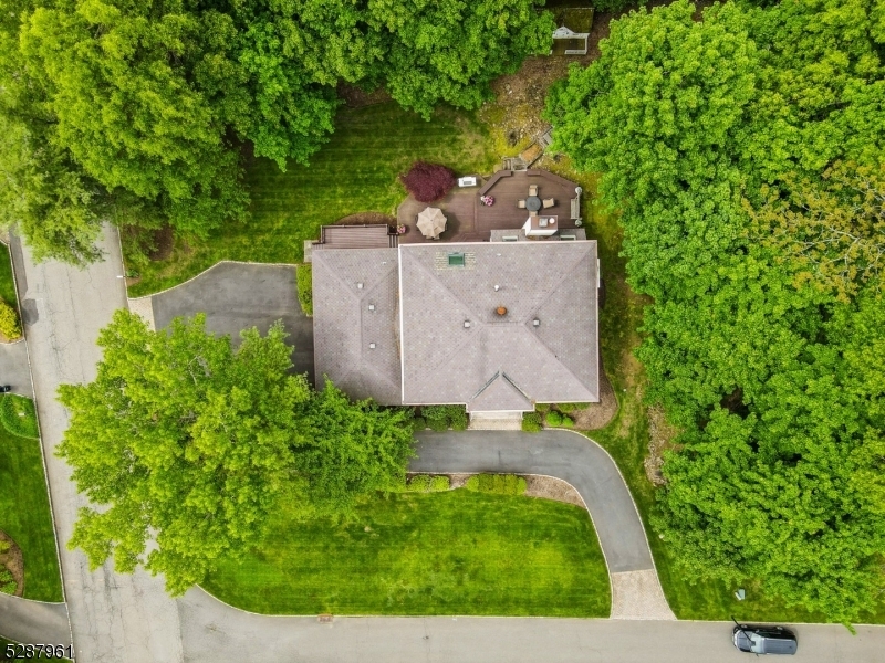 Property Photo:  1 Edgewood Ct  NJ 07006 