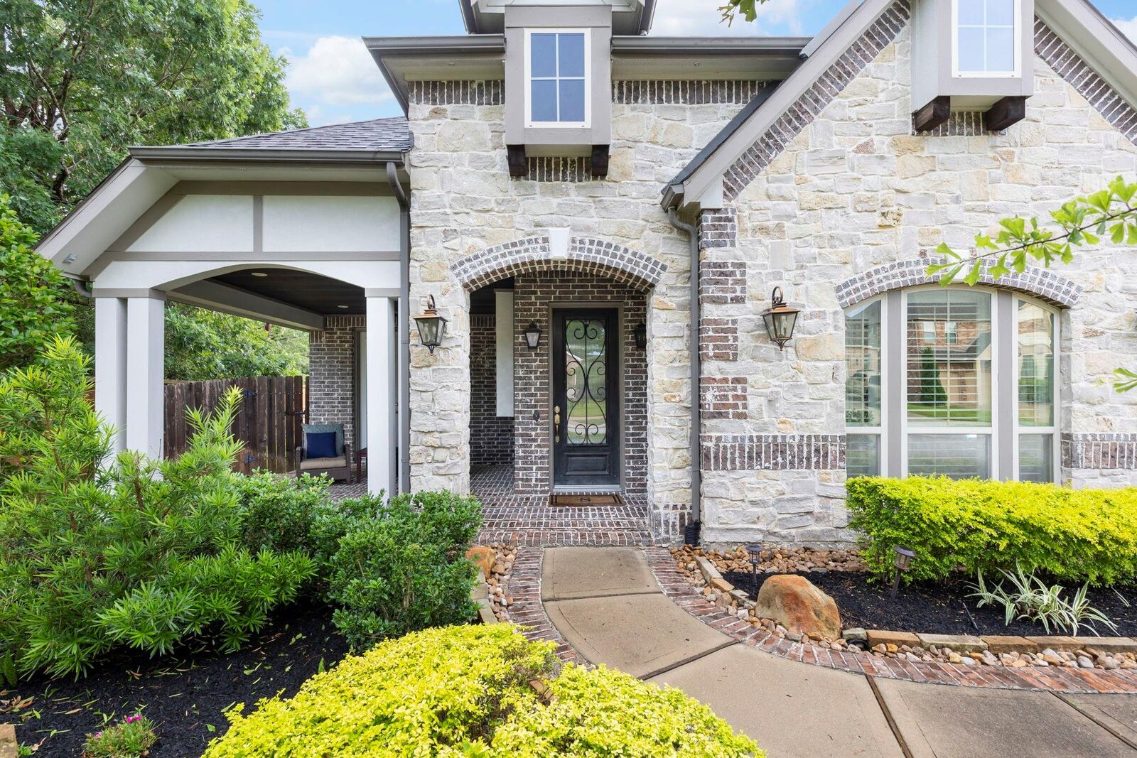 Property Photo:  926 Holly Chapple Drive  TX 77384 
