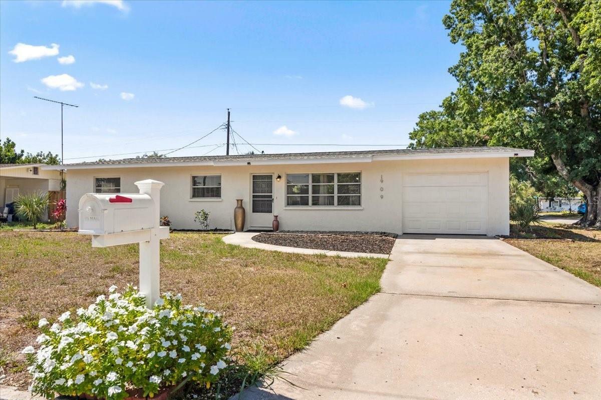 Property Photo:  1909 23rd Avenue W  FL 34205 