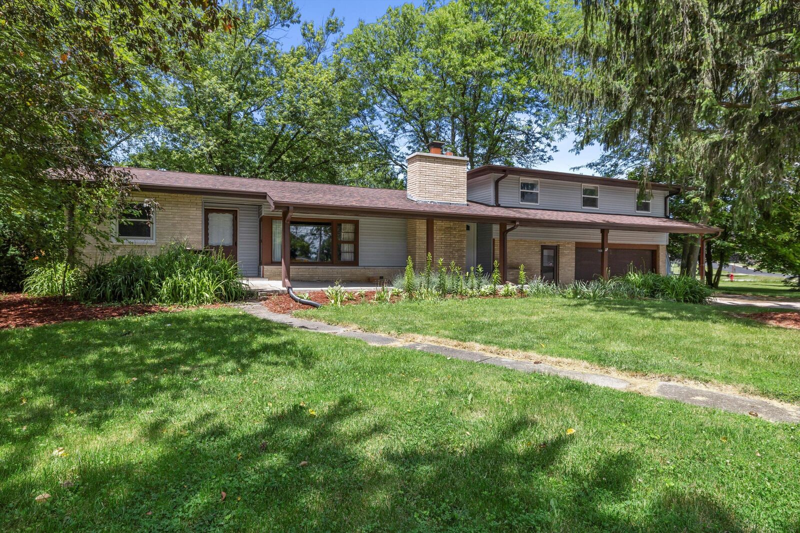 Property Photo:  1406 Lincolnwood Dr  WI 53182 