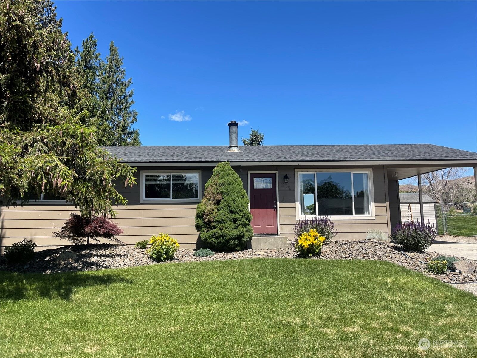 Property Photo:  215 Goldcrest Street  WA 98802 