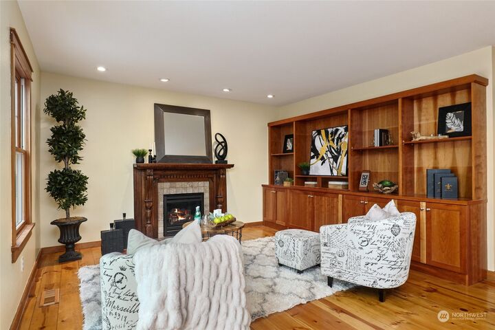 Property Photo:  1545  Kirkland Avenue  WA 98033 