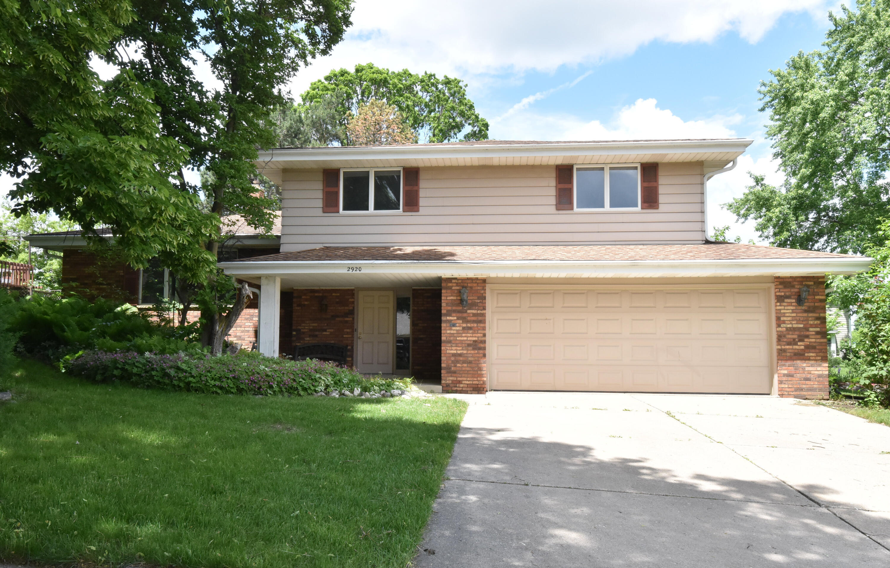 Property Photo:  2920 Minot Ln  WI 53188 