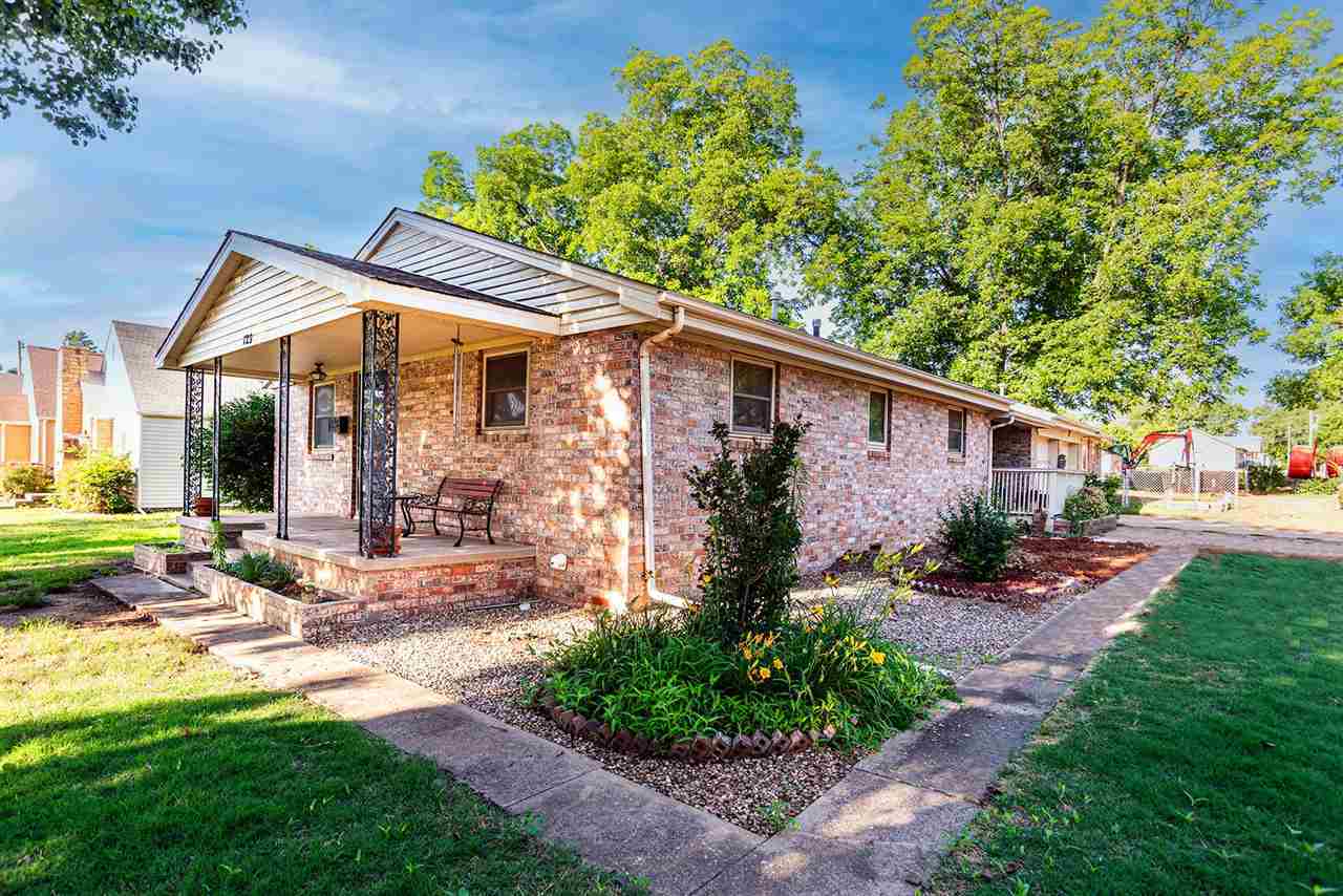 Property Photo: 723 S Hester Street OK 74074