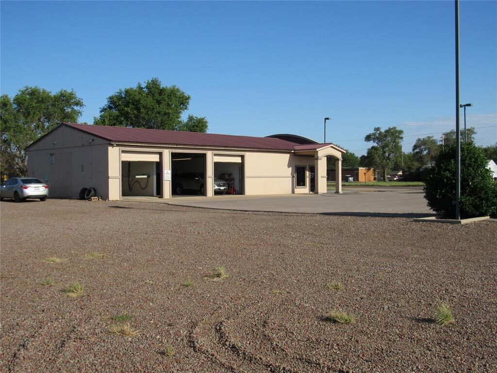 Property Photo: 1904 E Broadway Street OK 73521